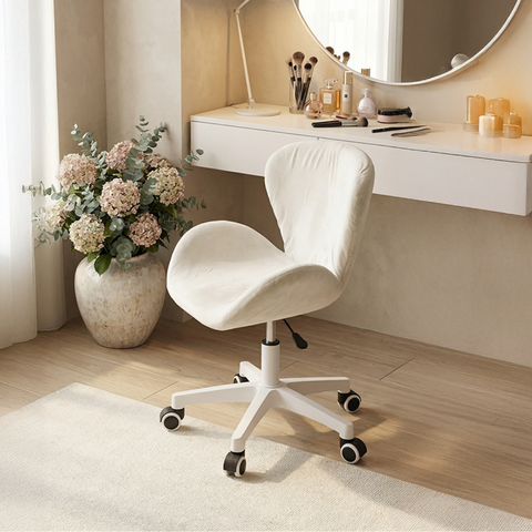 כסא קטיפה עם גלגלים בעיצוב ייחודי בצבע לבן דגם לונדון