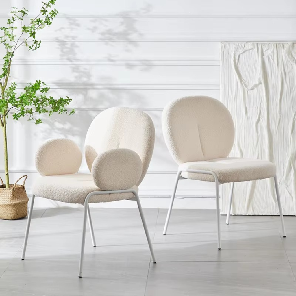 כורסא מעוצבת עם רגליים לבנות מבד בוקלה בצבע לבן