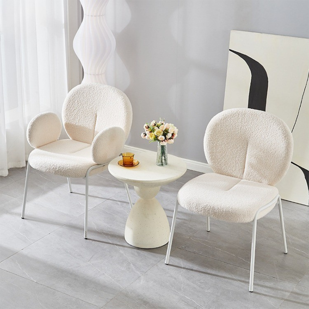 כורסא מעוצבת עם רגליים לבנות מבד בוקלה בצבע לבן