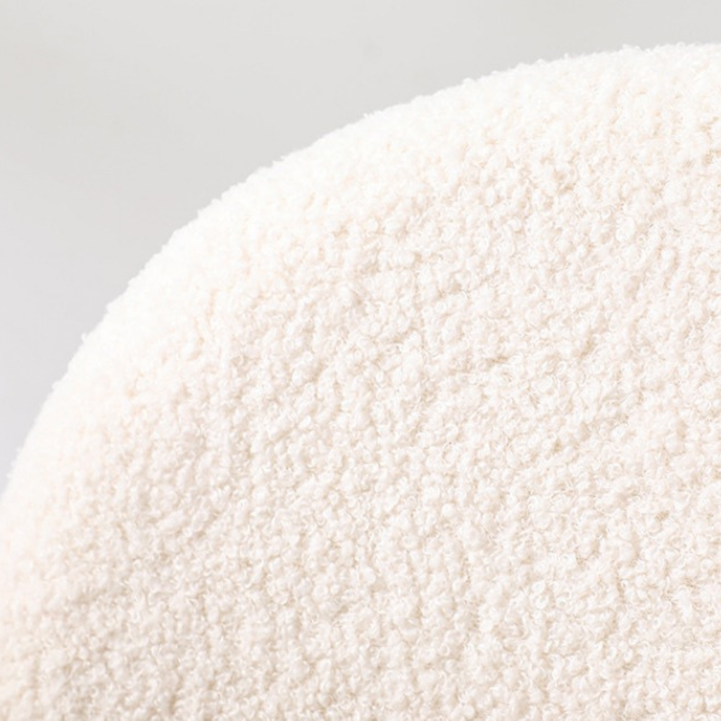 כורסא מעוצבת עם רגליים לבנות מבד בוקלה בצבע לבן