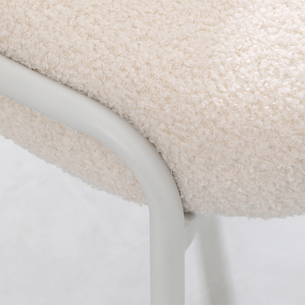 כורסא מעוצבת עם רגליים לבנות מבד בוקלה בצבע לבן