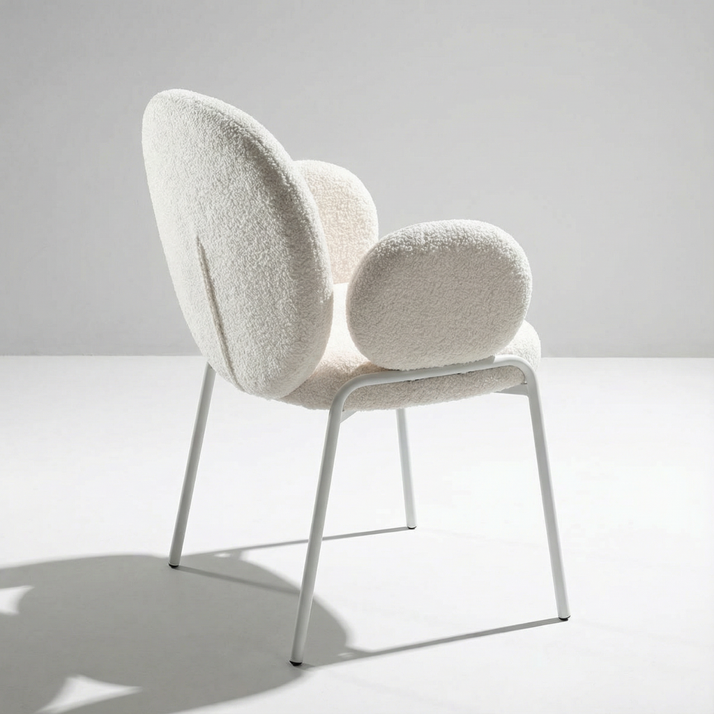 כורסא מעוצבת עם רגליים לבנות מבד בוקלה בצבע לבן