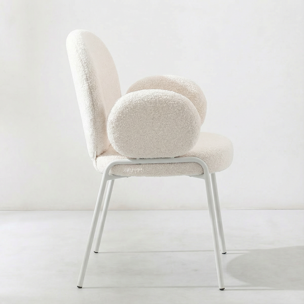 כורסא מעוצבת עם רגליים לבנות מבד בוקלה בצבע לבן