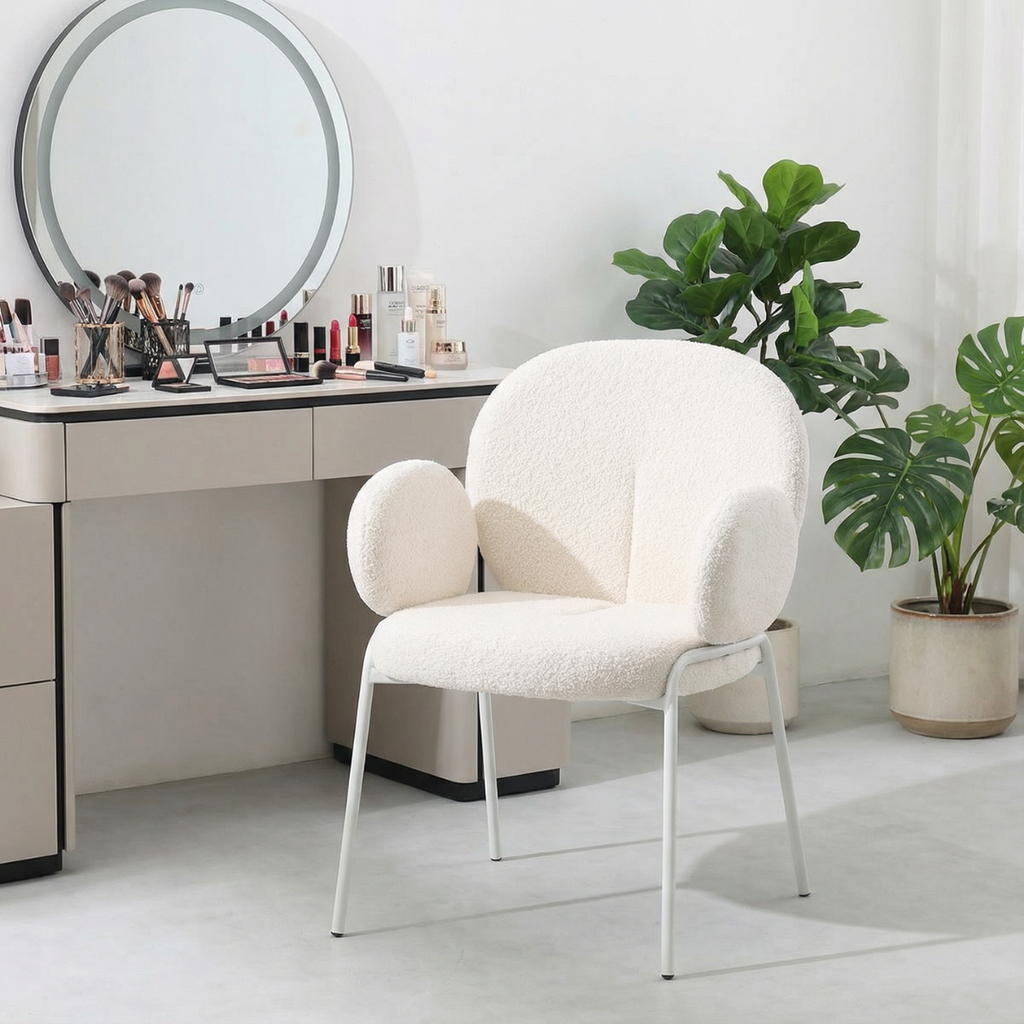 כורסא מעוצבת עם רגליים לבנות מבד בוקלה בצבע לבן