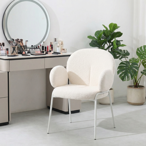 כורסא מעוצבת עם רגליים לבנות מבד בוקלה בצבע לבן