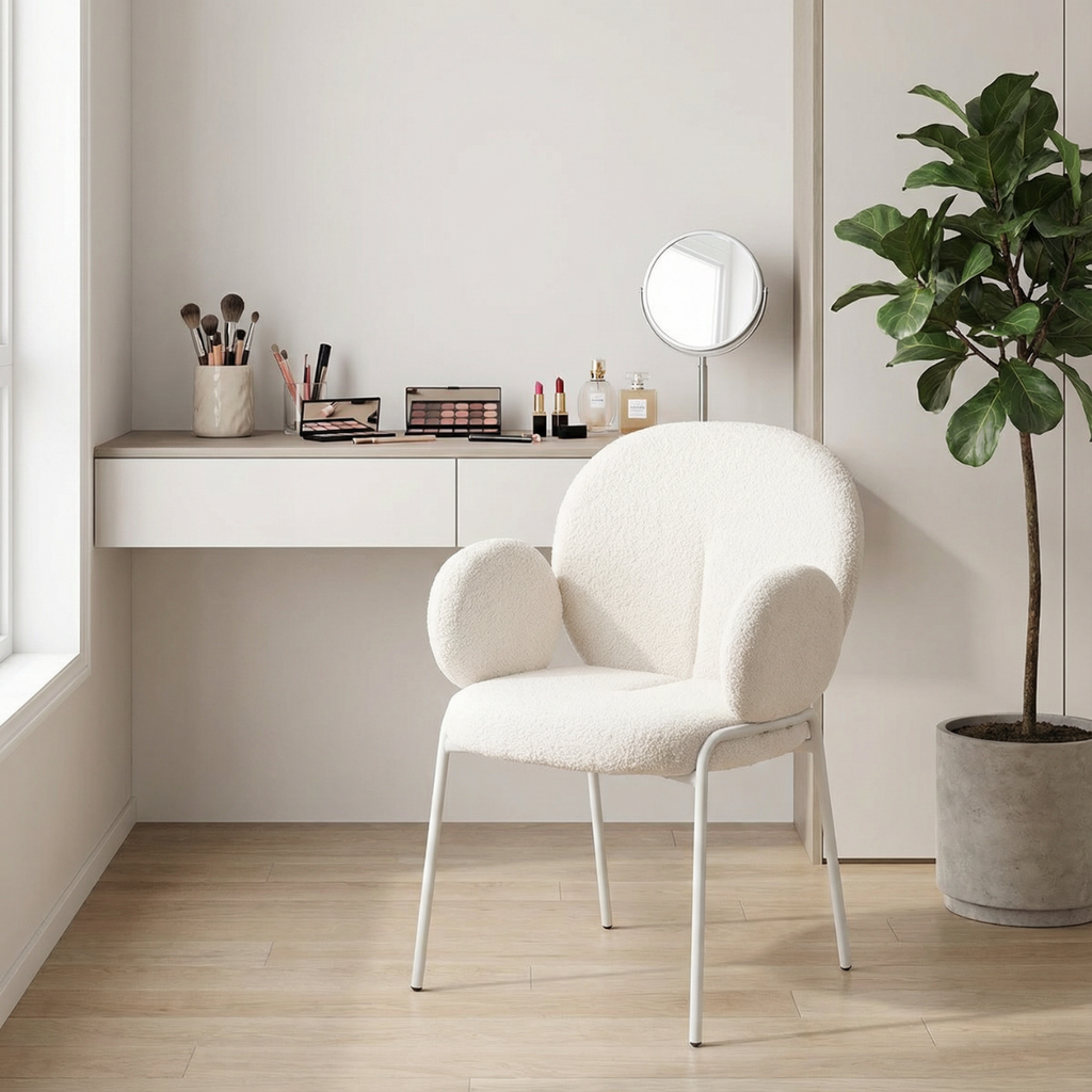 כורסא מעוצבת עם רגליים לבנות מבד בוקלה בצבע לבן