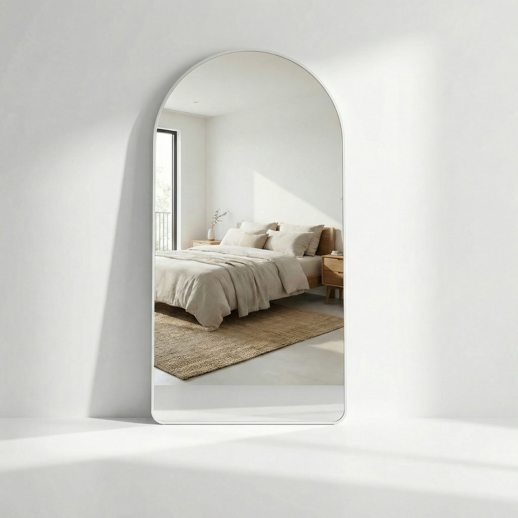 מראת גוף גדולה עם מסגרת לבנה נתלית ועומדת 80*180