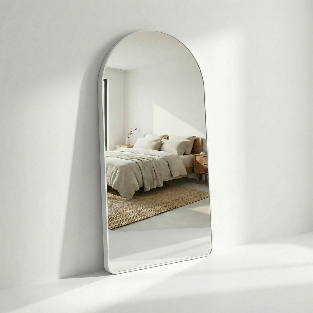 מראת גוף גדולה עם מסגרת לבנה נתלית ועומדת 80*180