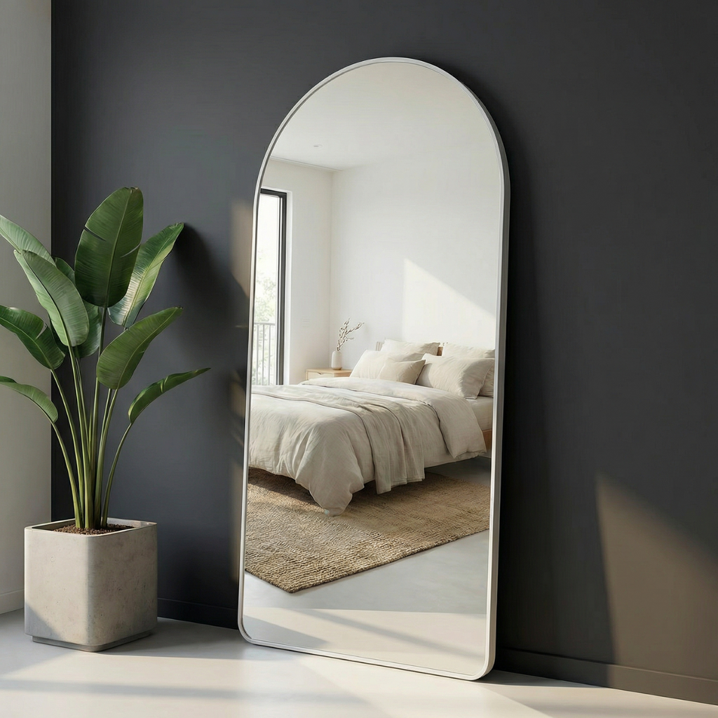 מראת גוף גדולה עם מסגרת לבנה נתלית ועומדת 80*180