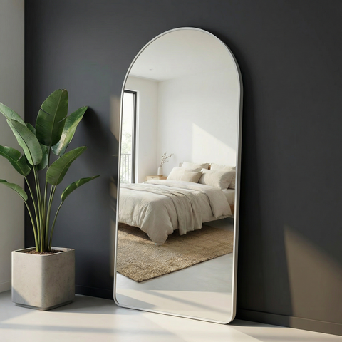 מראת גוף גדולה עם מסגרת לבנה נתלית ועומדת 80*180