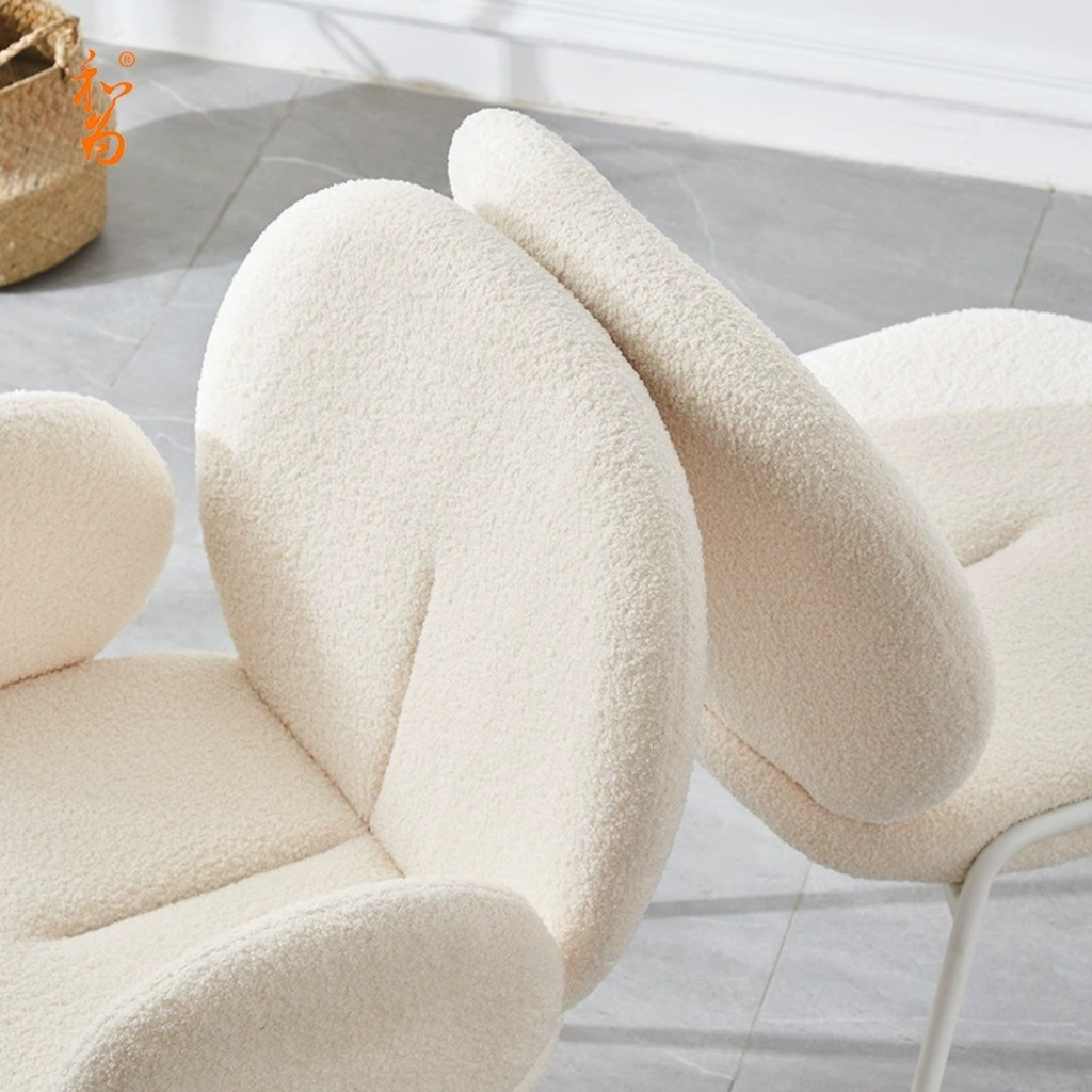 כורסא מעוצבת עם רגליים לבנות מבד בוקלה בצבע לבן