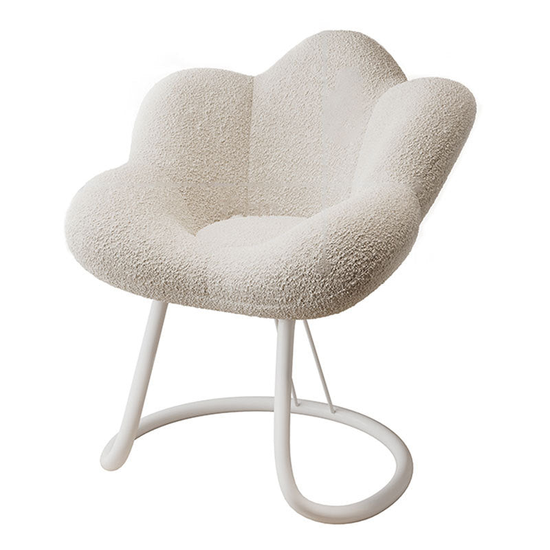 כסא בוקלה בעיצוב פרח לשידת איפור בצבע לבן