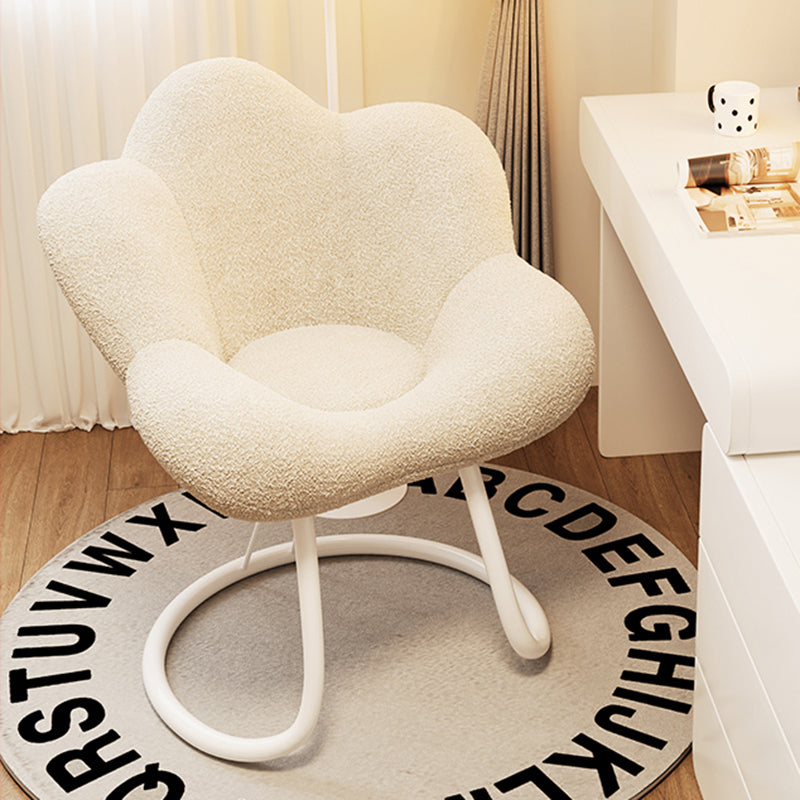 כסא בוקלה בעיצוב פרח לשידת איפור בצבע לבן