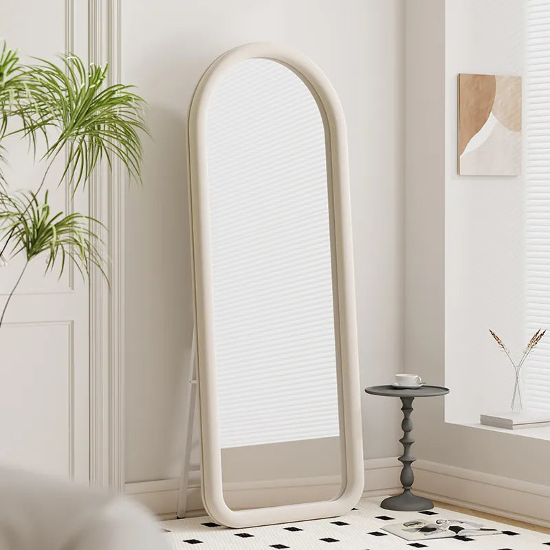 מראת גוף מעוגלת בעיצוב ייחודי במגוון גדלים נתלית ועומדת