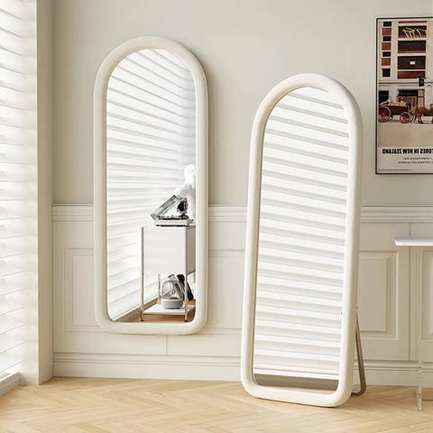 מראת גוף מעוגלת בעיצוב ייחודי במגוון גדלים נתלית ועומדת