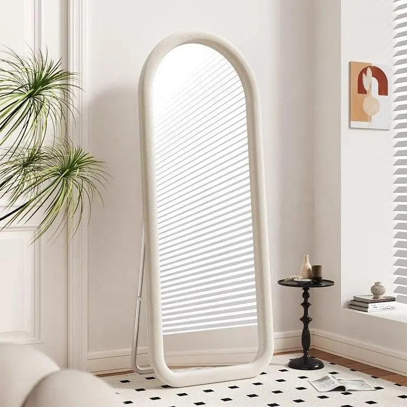 מראת גוף מעוגלת בעיצוב ייחודי במגוון גדלים